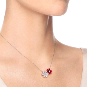 Collar con colgante de flor con rubí rojo y diamantes talla pera en plata 925 con cadena tipo box chapada en rodio - Product Image 3