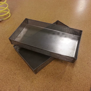 ถาดตาข่ายทรงสี่เหลี่ยมตกแต่งอย่างหรูหรา พร้อมงานแกะสลักเหล็กทำมือ ชุบสังกะสี งานฝีมือโลหะประดับตกแต่ง - Product Image 1