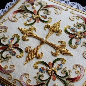 Parche Bordado a Mano con Monograma Mariano en Oro, Corona Litúrgica, Estrella, Estandarte de Iglesia, Velo de Cáliz Católico, Vestimenta - Product Image 2