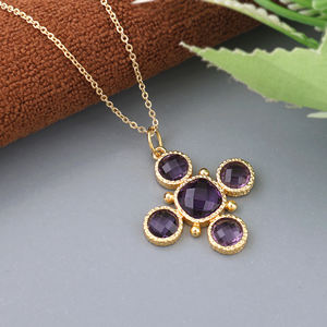 Collier pendentif crucifix plaqué or, minimaliste, avec pierre précieuse améthyste violette, motif croix, chaîne réglable - Product Image 3