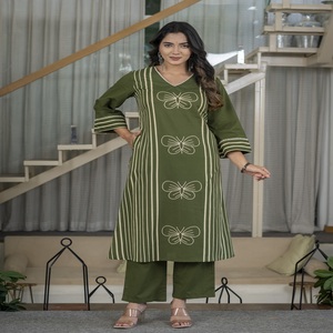 Conjunto de Kurti de Algodón Verde para Mujer con Estampado de Mariposas Blancas, Cuello en V, Manga 3/4, Corte Holgado, Largo hasta el Tobillo, Ropa Étnica Tradicional - Product Image 2