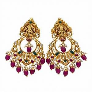 ต่างหูทองคำแท้ 22k แบบชันด์บาลีสำหรับผู้หญิง เครื่องประดับแบบดั้งเดิมของอินเดีย ประดับด้วยพลอยทับทิม มรกต และมุก - Product Image 1