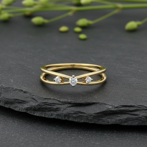 Anillo de Oro de 10k Hecho a Mano con Diseño Personalizado, Anillo de Tres Piedras con Diamante Cultivado en Laboratorio VVS1, Fabricante - Product Image 3
