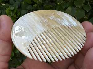ZONE ARTISANALE Peigne démêlant moderne en corne de buffle naturelle, écologique et fait main, en forme de décoration de mariage de l'Uttar Pradesh - Product Image 1