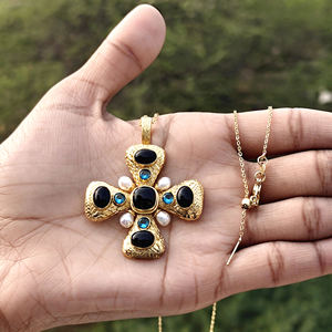 Collier Statement Contemporain avec Pendentif Croix Multi-Strass en Onyx Noir, Perles Blanches et Zirconiums Cubiques, en Laiton Massif Plaqué Or 18 carats - Product Image 5