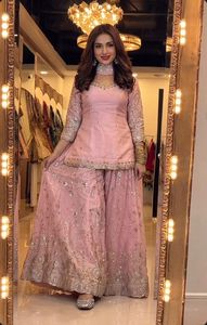Ensemble prêt-à-porter en soie Fandy avec broderie de fil, broderie de sequins et travail Zari, comprenant un haut, un pantalon et un dupatta, entièrement cousu. - Product Image 3