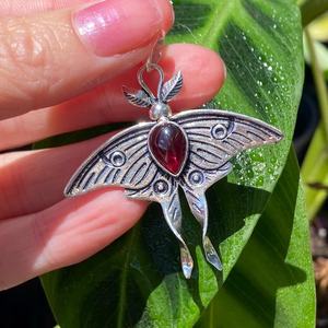 Pendentif en grenat rouge Luna Moth, design Whimsigoth 3D, argent sterling 925, fait main, aérien et féerique, Tasmanie Australie - Product Image 5