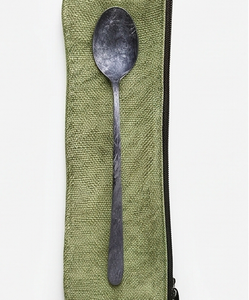 Cuillère de service en aluminium avec finition noire thermolaquée, idéale pour une utilisation élégante sur la table et comme accessoire de cuisine. - Product Image 6