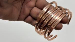 Pulseras de Cobre con Grabado, Estilo Vintage Hechas a Mano, Regalo para Mujer - Brazaletes Artesanales - Product Image 2