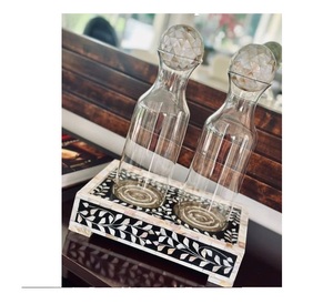 Carafe à eau en verre transparent avec support en nacre et couvercle en bois – Bouteille de service moderne pour la maison et les fêtes - Product Image 3