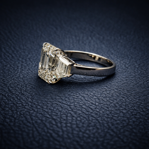 Anillo de Tres Piedras con Corte Esmeralda, Diamante Cultivado en Laboratorio, Chapado en Oro Sólido, Certificado IGI, Anillo de Compromiso y Boda para Mujer, Talla 7US - Product Image 3