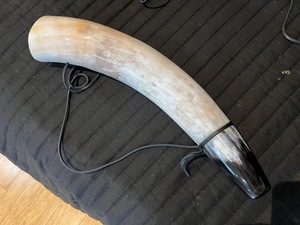 Cuerno Vikingo Pulido Ecológico de ILAHI, Cuerno Natural de Búfalo con Correas de Cuero - Decoración para el Hogar de Estilo Religioso Feng Shui - Product Image 3
