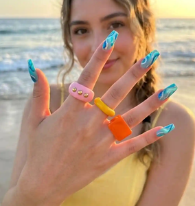 MN EXPORTS Bagues modernes chrétiennes pour femmes, géométriques, en résine acrylique et lucite, orange et rose, bijoux fantaisie pour le quotidien et les fêtes - Product Image 3