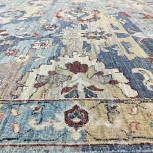 Tapis d'appoint en pure laine noué à la main - Tapis oriental de luxe bleu et or à motifs floraux, à poils ras et tuftés pour la décoration moderne du salon - Product Image 6