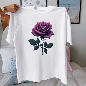 T-shirt décontracté pour femme avec illustration détaillée de rose violette, en tissu tricoté 100% coton, coupe confortable - Product Image 3