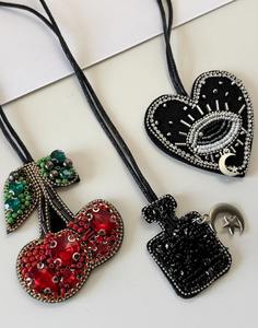 Abalorio colgante de cuentas de semilla y bordado para bolsos de verano, abalorio de diseñador para bolso con delicados elementos de bordado de cuentas - Product Image 3