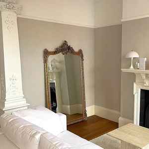 Miroir sur pied en bois blanc minimaliste avec cadre incurvé lisse pour salon moderne, chambre à coucher, hôtel, décoration intérieure - Product Image 3