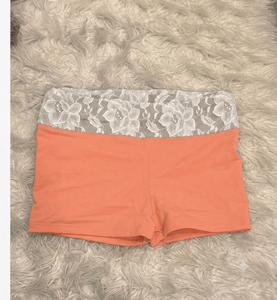 Ensemble de sport deux pièces en dentelle pour femme, motif floral, logo frontal, tissu tricoté – Soutien-gorge de sport et short taille haute pour la danse, la gym et le yoga - Product Image 3