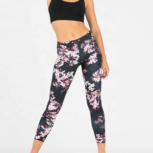 Leggings de yoga pour femmes de qualité supérieure, très demandés, respirants, imprimés par sublimation personnalisée - Product Image 5