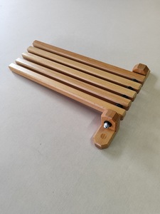 Porte-manteau mural en bois pliable avec barres horizontales pour vêtements et accessoires, idéal pour l'intérieur et le bureau - Product Image 4