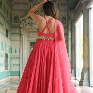 Lehenga Choli élégant en georgette rose brodé de paillettes, avec dupatta en organza et dentelle perlée, semi-couture, par Royal Export - Product Image 5