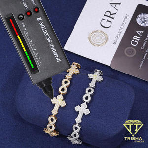 Bracelet en argent glacé avec maillons entrelacés et accent croix décoratif pour les acheteurs en gros de bijoux de mode mondiale - Product Image 5