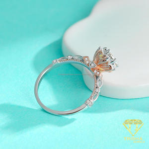 Bague sophistiquée en diamant de laboratoire VVS taille ronde motif floral, en argent sterling 925, bijoux de mariée de luxe - Product Image 3
