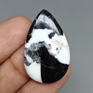 Cabujón de Búfalo Blanco en Forma de Pera para Joyería, 33x21x5 mm. 23 Ct. E1244 - Product Image 1