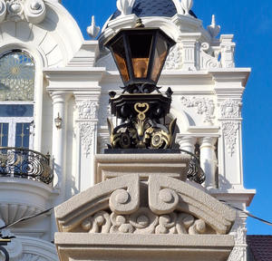 Applique murale décorative de luxe en fer forgé, style gothique, avec éclairage spectaculaire pour chambres, hôtels et murs de maisons de luxe - Product Image 1