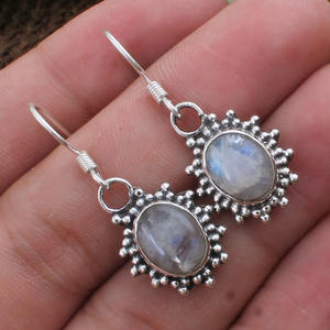 ต่างหูเงินแท้ 925 ทำมือ ประดับมูนสโตนสีรุ้ง พร้อมพลอยสีน้ำเงินธรรมชาติ ต่างหูแบบห้อย งานฝีมือ ต่างหูวินเทจ - Product Image 1