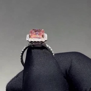 แหวนเพชรทรงรัศมีสีชมพูแฟนซีคุณภาพพรีเมียม เพชรเลี้ยงในห้องปฏิบัติการ พร้อมใบรับรอง IGI และความใสระดับ VVS สำหรับผู้หญิง เหมาะสำหรับงานหมั้นและงานแต่งงาน - Product Image 3