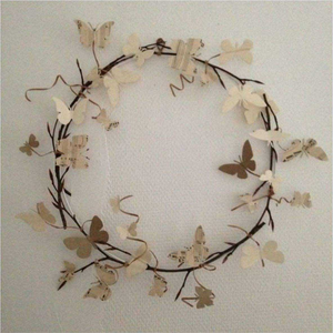 Couronne florale élégante en métal avec une finition artistique magnifique pour l'entrée de la maison et la décoration saisonnière - Product Image 6