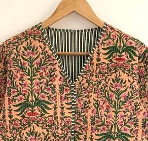 Hermosa Chaqueta Bomber Corta Acolchada Reversible Hecha a Mano 100% Algodón con Estampado Floral Color Durazno, Ecológica, para Mujer, Estilo Nuevo - Product Image 2