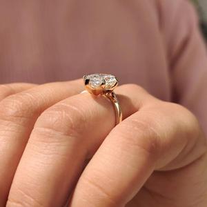Anillo Solitario de Diamante Corte Marquesa con Banda Delgada Pavé en un Solo Lado, Elegante Anillo de Compromiso de Oro, Joyería Nupcial Moderna - Product Image 3