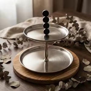 Nouveau support à gâteau en métal argenté martelé à la main, plateau rond avec accent de branche de fleur d'orchidée foncée et base conique, en promotion - Product Image 4