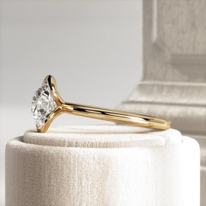 Bague de fiançailles et de mariage en or jaune avec diamant solitaire de laboratoire de 2 carats, taille coussin, pureté VVS2, sertissage à griffes, certifiée IGI - Product Image 3