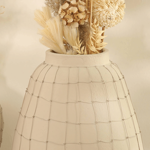 Jarrón Grande de Terracota Color Blanco Hueso Hecho a Mano por Leianna, 11.5x11.5x15.5 Pulgadas, Diseño Contemporáneo con Estructura de Alambre, Jarrón de Cerámica y Porcelana - Product Image 3