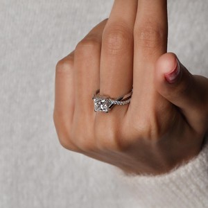 Bague en argent 925 véritable pour femme, avec moissanite taille princesse et motif vague torsadée, cadeau charmant pour anniversaire, pour partenaire - Product Image 6