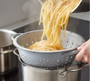 Passoire ronde en métal de qualité supérieure avec deux poignées, passoire en fer durable pour la cuisine, finition gris moucheté, accent de cuisine classique - Product Image 2