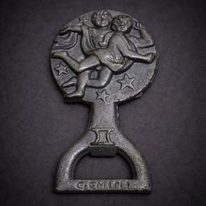 Abridor de Botellas de Hierro Fundido con Diseño del Zodiaco Géminis, Diseño Astrológico Vintage, Agarre Fuerte, Acabado Duradero, Perfecto para el Hogar, Bar y Decoración de Regalos - Product Image 1
