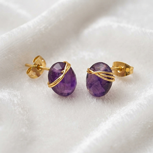 Boucles d'oreilles clous géométriques faites à la main en quartz améthyste, plaquées or 18 carats, avec pierre ovale violette enroulée dans du fil, bijoux pour femme - Product Image 5