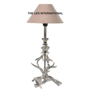 Lámpara de Mesa de Metal Dorado Antiguo con Detalles de Aluminio, Lámpara de Mesa Única para Decoración del Hogar, Lámparas en Venta - Product Image 5