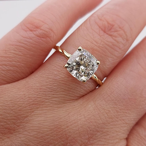 Bague de fiançailles solitaire en diamant de laboratoire taille Asscher, 3,12 carats, couleur E, pureté VVS2, certifiée IGI, or jaune 18 carats - Product Image 1