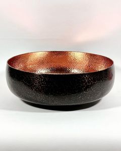 Cuenco de cobre pulido a mano con acabado exterior texturizado para servir en ocasiones festivas y decorar la mesa con elegancia. - Product Image 3