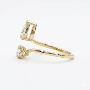 แหวนทองคำแท้ 14K/18K แบบ Toi Et Moi แหวนหมั้นเพชรแท้เพาะเลี้ยงในห้องปฏิบัติการ 0.75 กะรัต รูปทรงลูกแพร์ และ 0.50 กะรัต เพชรทรงกลม แหวนแบบเปิด - Product Image 5