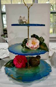 Support à gâteau moderne en résine écologique fait main, 2 pièces, multi-couches, avec assiettes dégradées bleues et fleurs décoratives – Qualité supérieure - Product Image 5