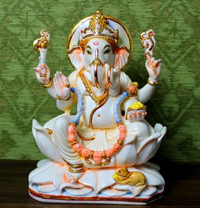 Statue du Dieu Ganesha en résine et poussière de marbre, artisanat Nirmala |   Idole de Vinayaka assise avec accents dorés Lotus pour une maison traditionnelle - Product Image 4