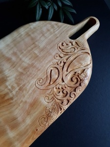 Tabla de Cortar de Madera de Acacia de Doble Tono, Forma Ovalada Larga, Detalle de Esquina Grabado, Lisa, Duradera y Segura para Alimentos - Product Image 4