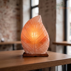 Lámpara de Sal del Himalaya Tallada a Mano, Lámpara de Mesa con Forma de Hoja de Sal de Cristal Rosa Natural, con Cable Regulador de Intensidad y Base de Madera - Product Image 3