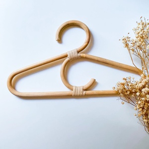 Organiseur de vêtements essentiel en rotin naturel, cintres en bois pour vêtements d'enfants - Product Image 1